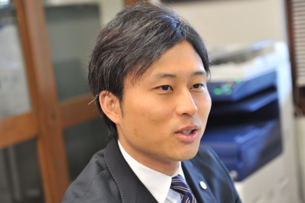 男性従業員画像