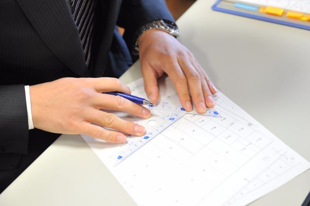 線を引いてる画像